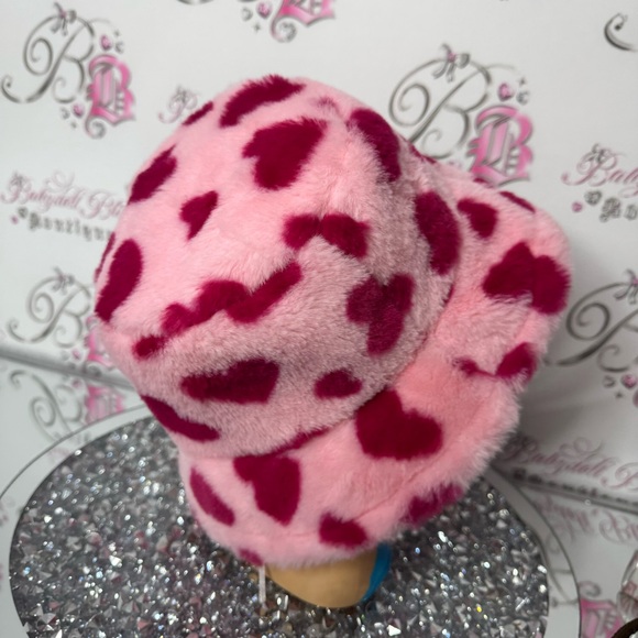 Hat hearts pink furry faux fur fuzzy bucket winter touque adjustable interior - Picture 5 of 9
